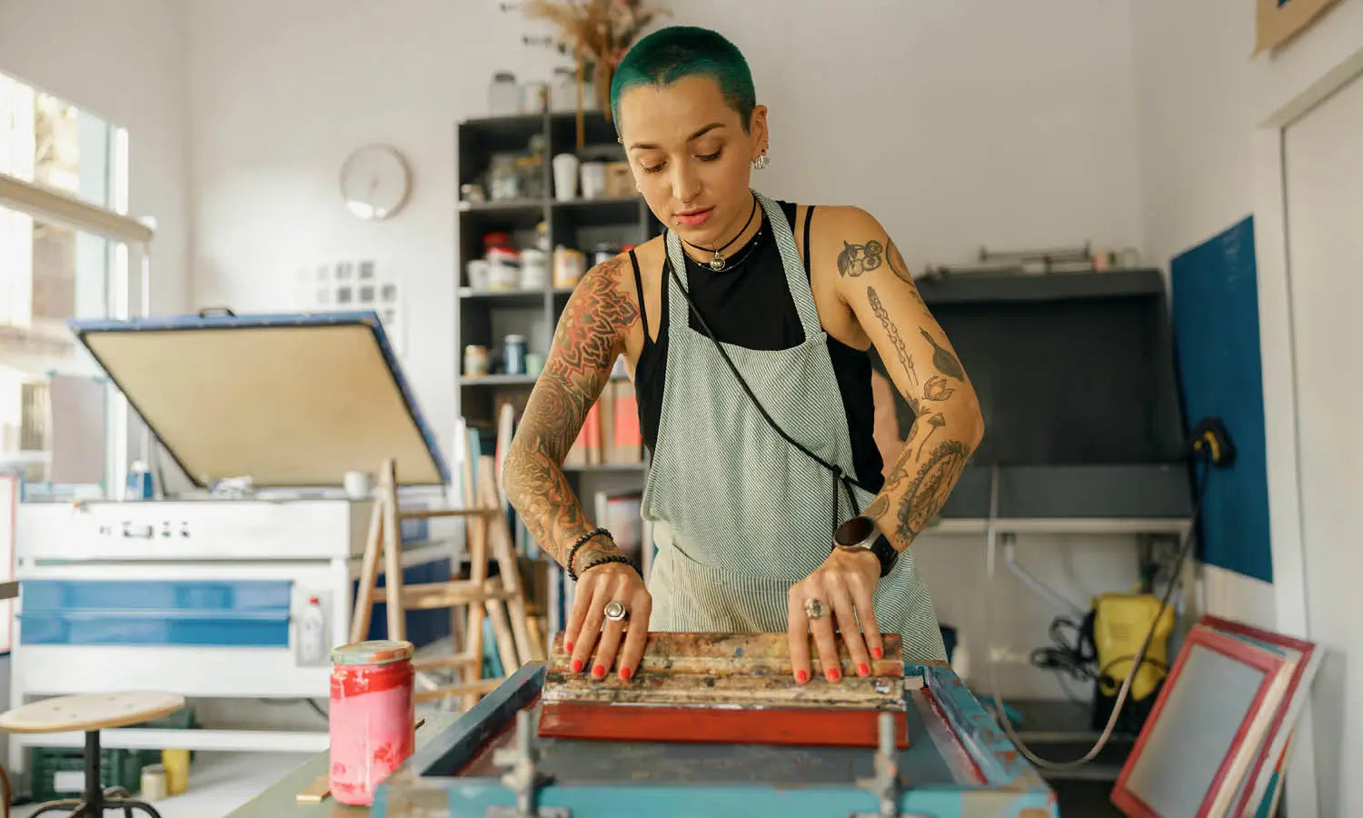 11 Profitable Small Businesses for Graphic Designer - Kreafolk
