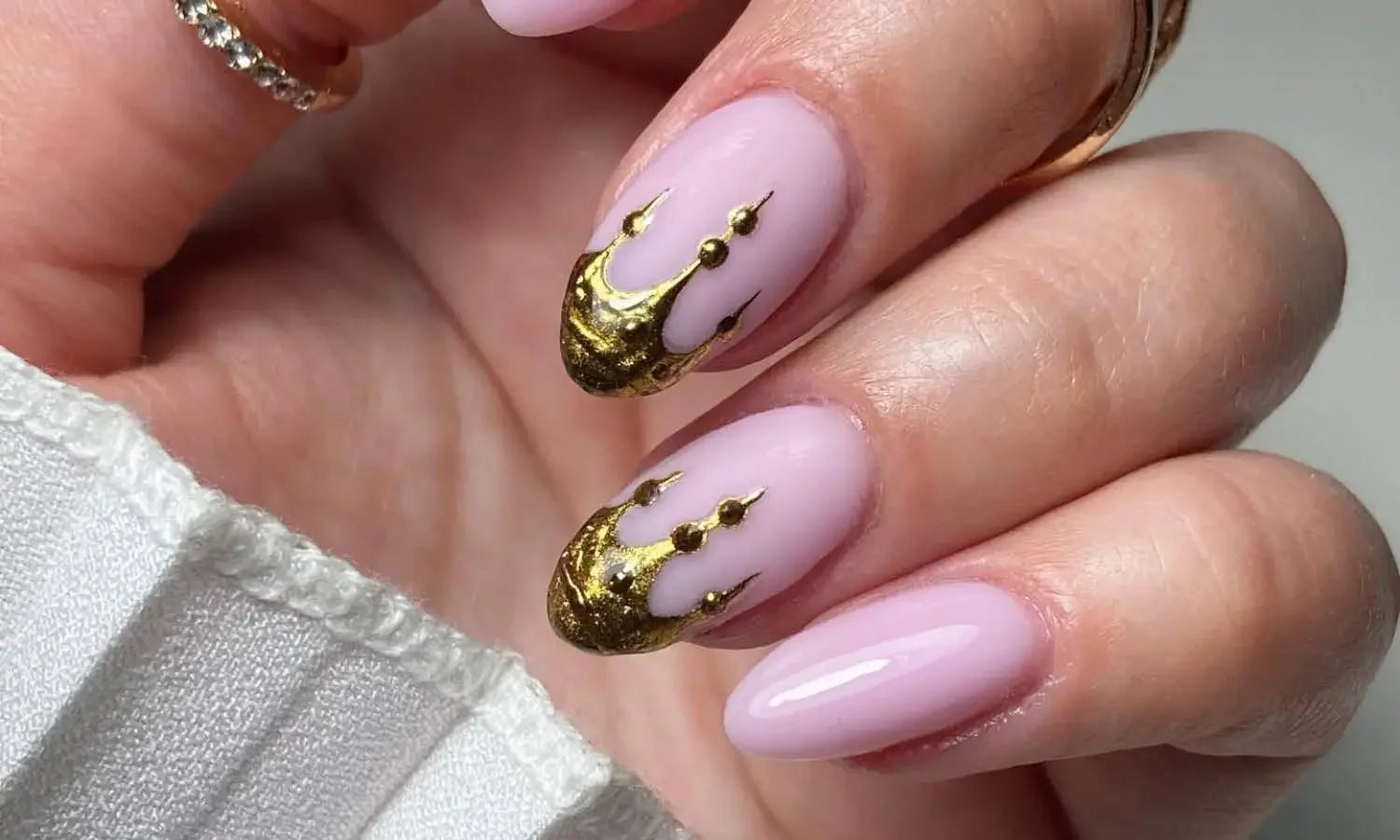 Golden Shimmer Crown Nails You’ll Love