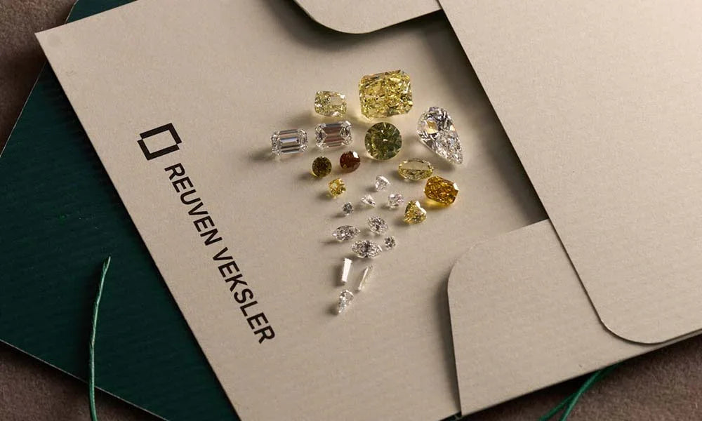 Minimalism in Jewelry Art: How a Single Exceptional Gemstone Can Define Spatial Aesthetics