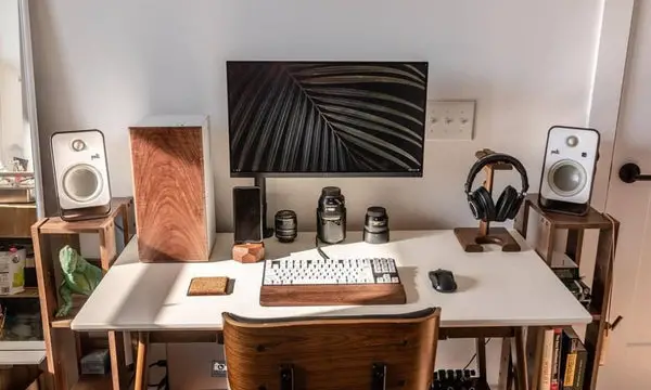 30 Aesthetic Desk Setups for Creative Workspace - Kreafolk