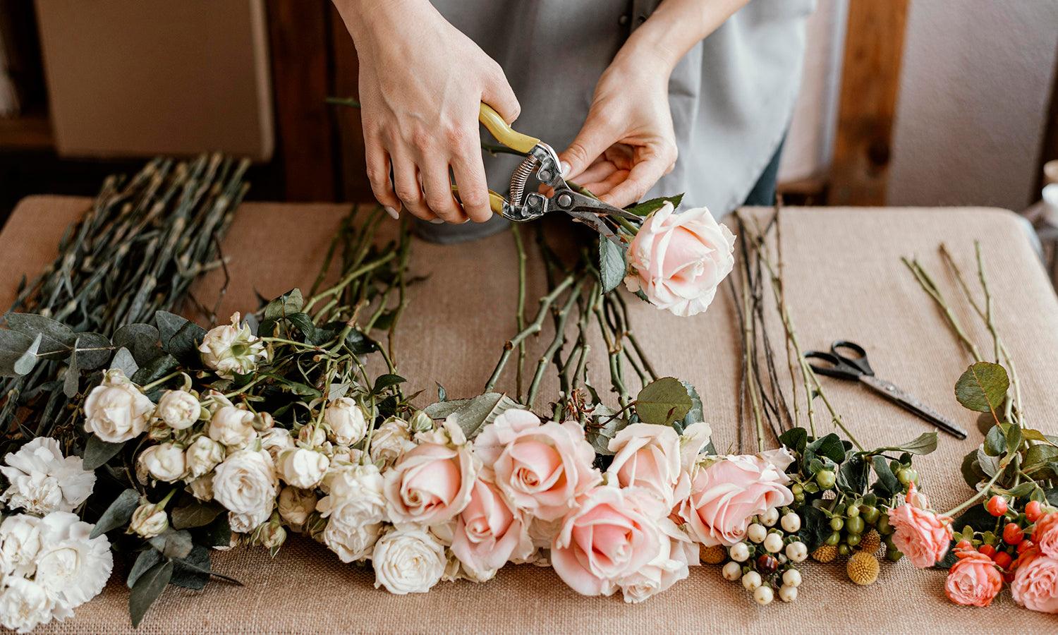 8 Smart Tips to Arrange Flowers Like an Expert - Kreafolk