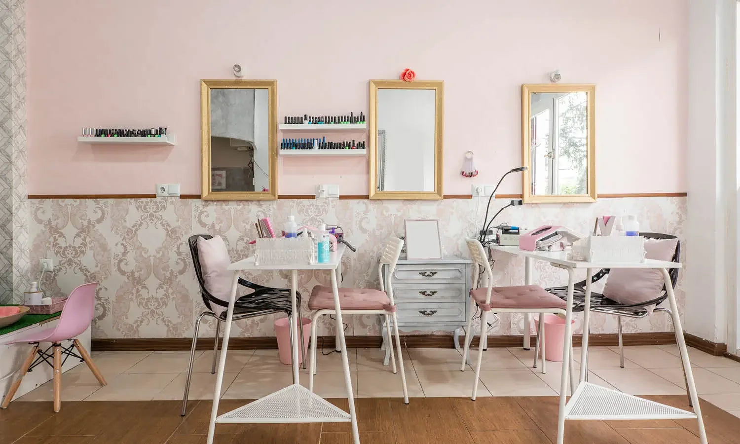 10 Red Flags You're At A Worst Nail Salon