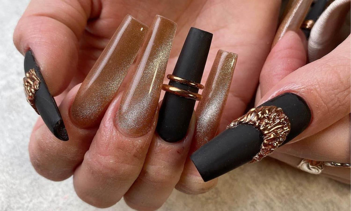 Elegant Black & Gold Nail Style Ideas