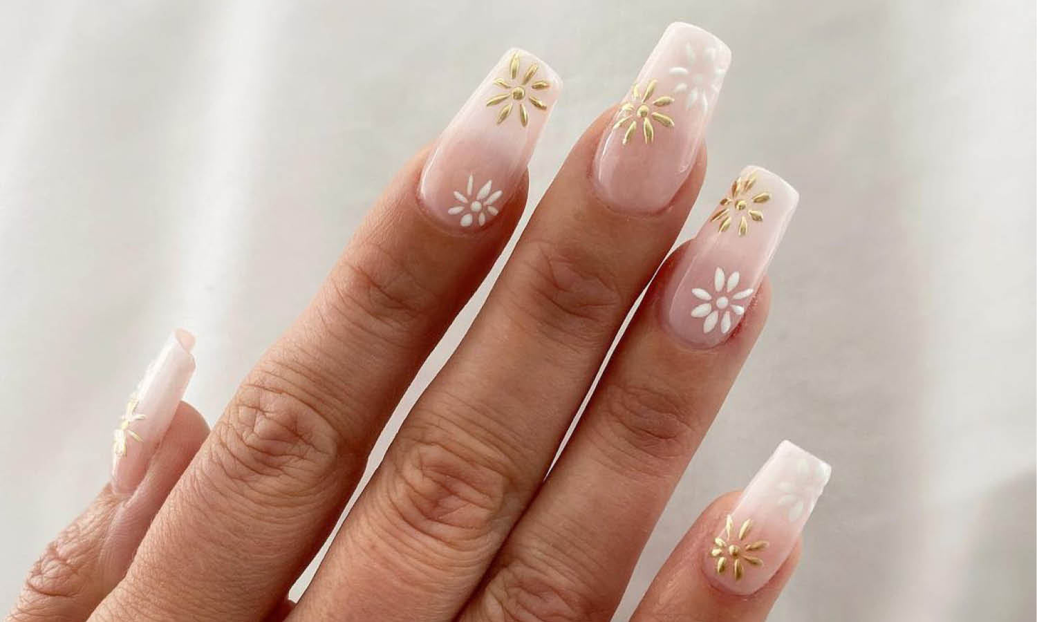 30 Best Gold & White Nail Design Ideas You Should Check