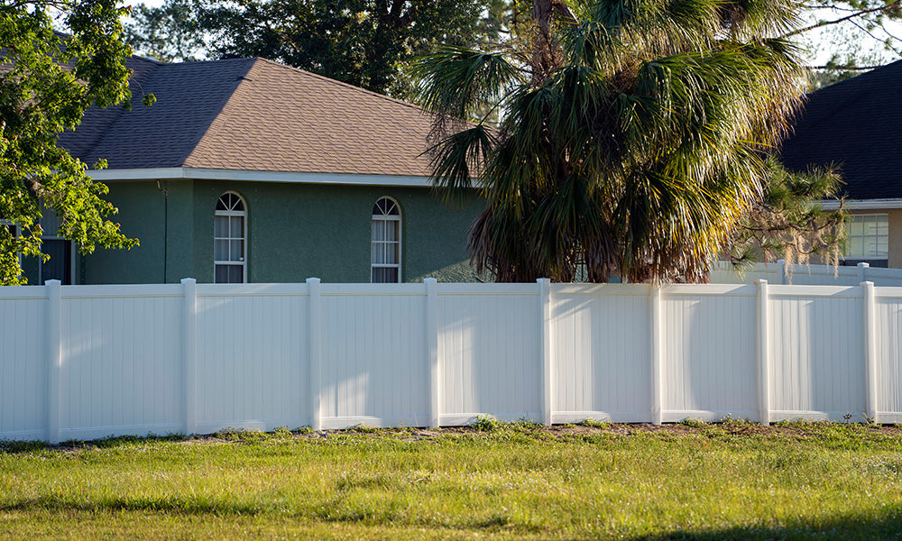 Do Vinyl Fences Really Resist Mold in Washington’s Damp Climate?